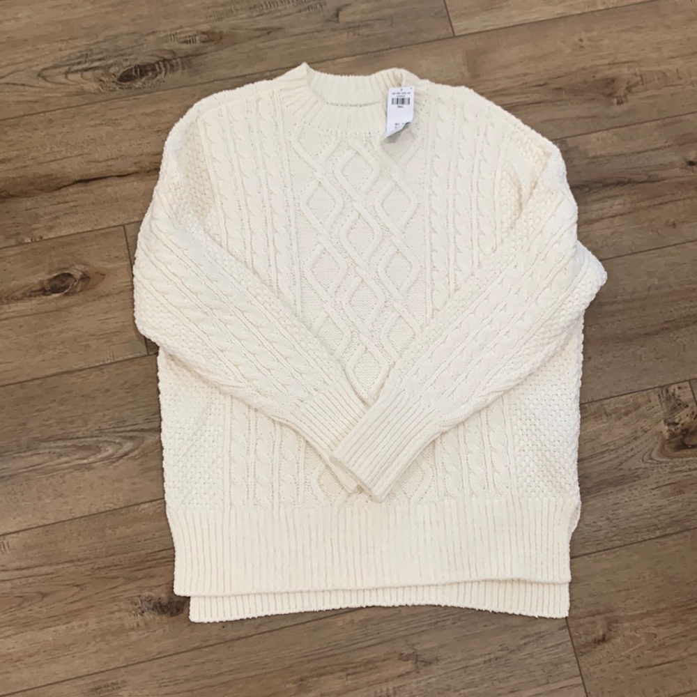 Thick cable knit sweater. Super soft, oversized. Great with leggings. NWT